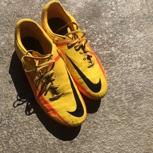 Soccer shoe